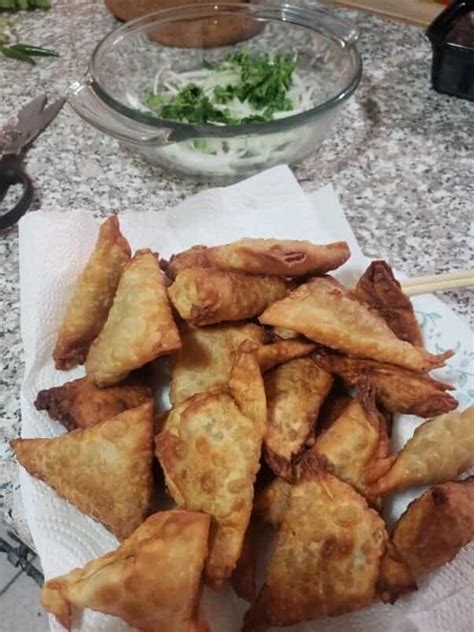စမူဆာသုပ်။စမူဆာနှင့်ပဲအစုံသုပ်(Burmese street food samosa .